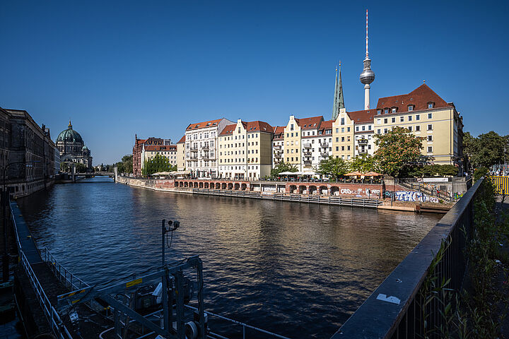 Von der Brücke über die Spree ist das historische Nikolaiviertel zu sehen. Im Hintergrund der Berliner Fernsehturm.