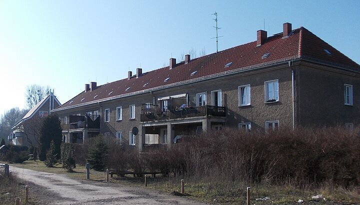 Außenansicht des Gebäudes im Brunsbütteler Damm mit 26 neu erworbenen Wohnungen in Berlin-Staaken 2014