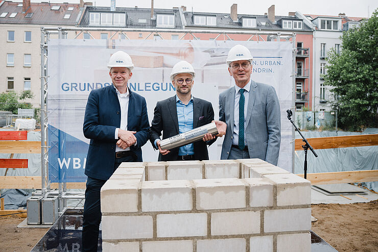 Ephraim Gothe, Steffen Helbig und Christian Gaebler bei der Grundsteinlegung