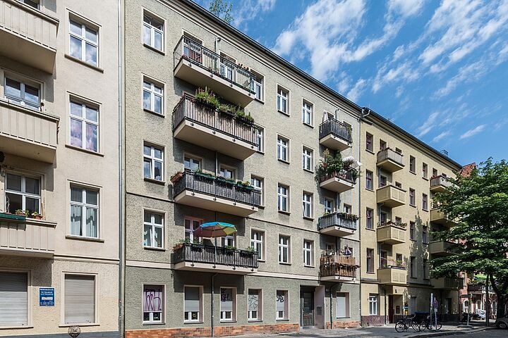 Außenansicht des Gebäudes in der Ebelingstrasse mit 32 neu erworbenen Wohnungen in Berlin-Friedrichshain 2017