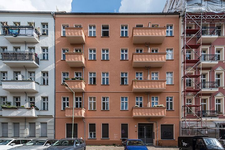 Außenansicht des Gebäudes in der Matternstraße mit 35 neu erworbenen Wohnungen in Berlin-Friedrichshain