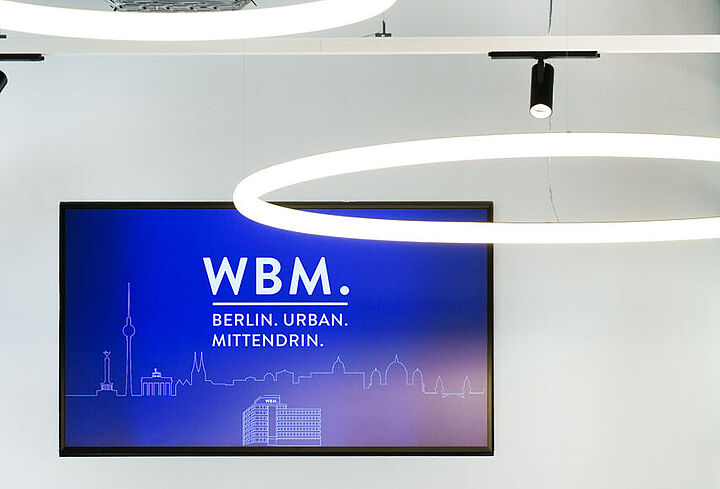 Monitor mit WBM Logo im Foyer der Dircksenstraße 38