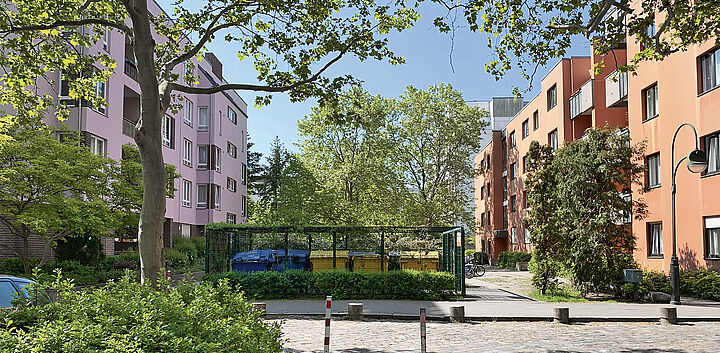 Gebäude und Grünflächen der Werner-Düttmann-Siedlung im Frühjahr 2021