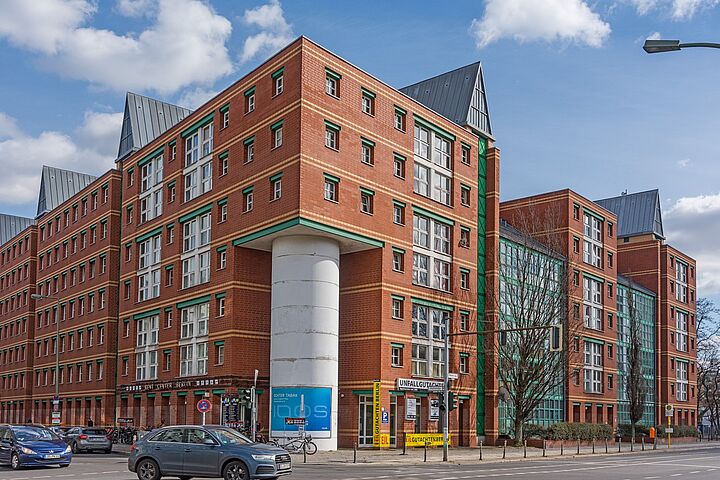 Außenansicht des IBA-Ensemble Kochstrasse mit 32 neu erworbenen Wohnungen in Berlin-Kreuzberg 2017