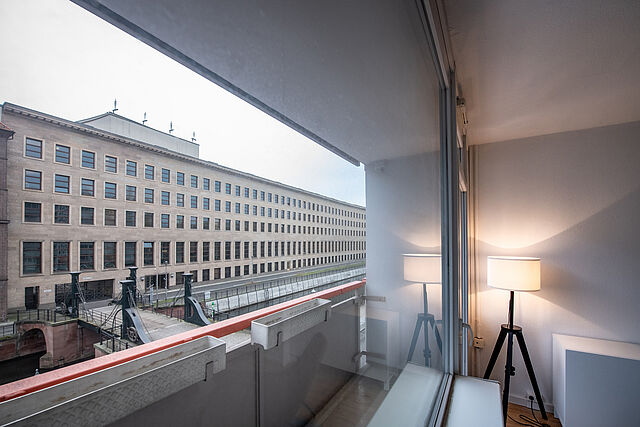 Balkon mit Blick auf die Spree und das Berliner Stadtschloß