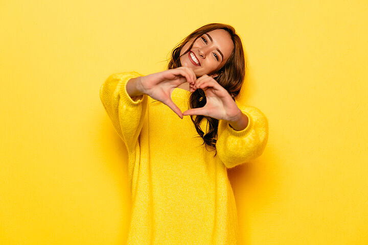 Gesunde junge Frau im gelben Pullover