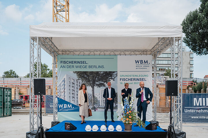 Die Geschäftsführung der WBM, der Bausenator und der Baustadtrat von Berlin Mitte auf der Bühne zur Grundsteinlegung