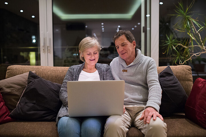 Älteres Paar vor dem Laptop