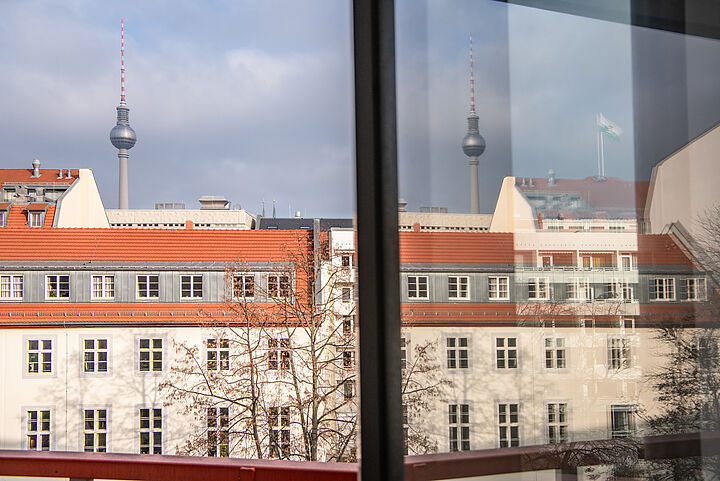 Blick aus dem Fenster auf den Fernsehturm