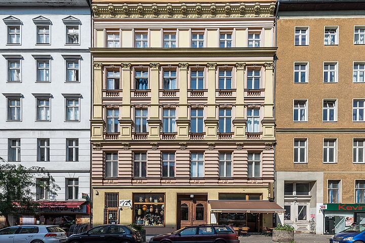 Außenansicht des Gebäudes in der Zossener Strasse mit 17 neu erworbenen Wohnungen in Berlin-Kreuzberg 2017