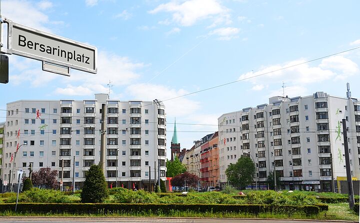 Außenansicht des Gebäudes am Bersarinplatz mit 363 neu erworbenen Wohnungen in Berlin-Friedrichshain 2013