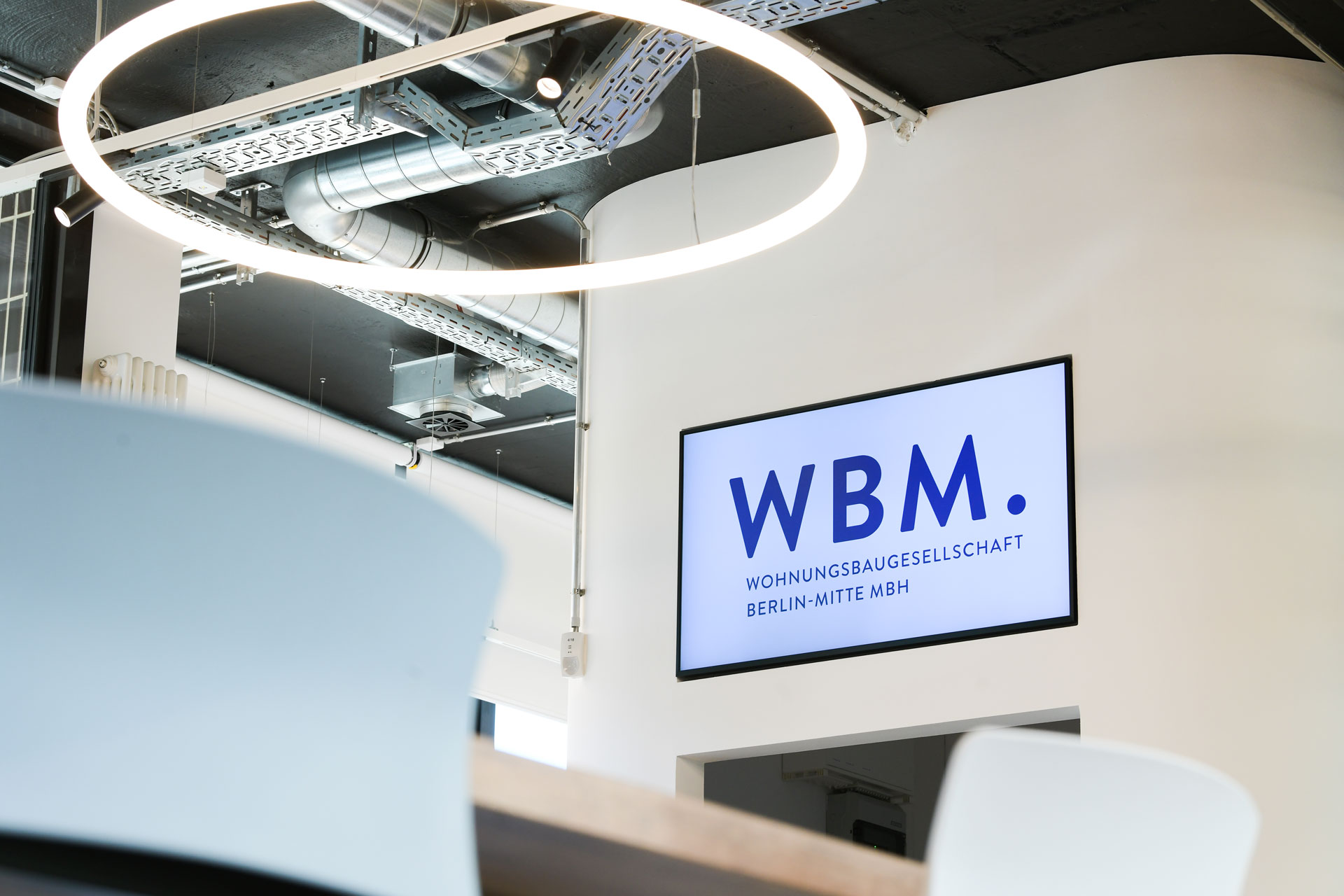Ein Bildhschirm, der das Logo der WBM zeigt.